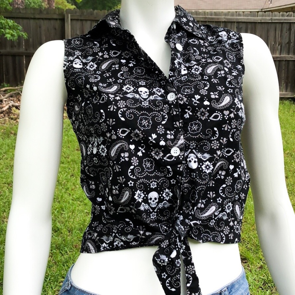 Pinup Style Bandanna Skulls & Guns